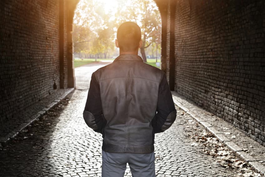 Mann mit Depressionen durch Elektrosmog