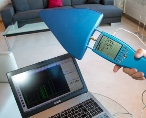 Elektrosmog-Messung in einer Wohnung.