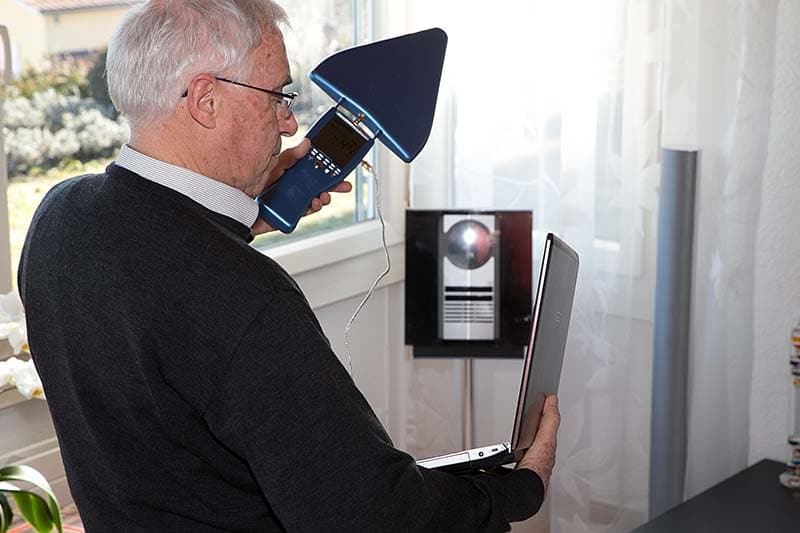 Experte bei Messung von hausinterner Strahlung