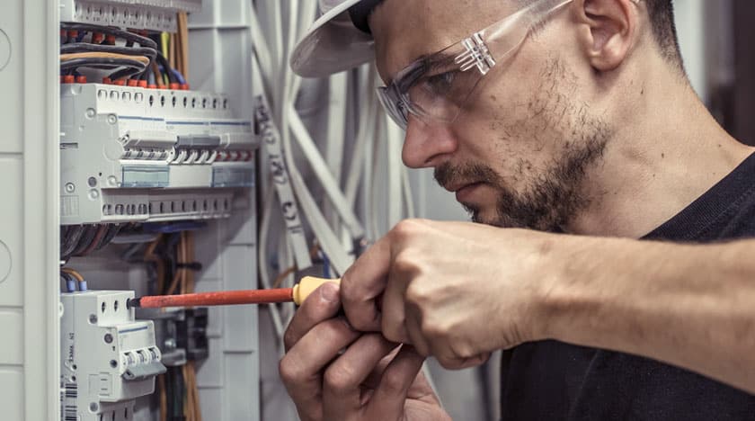 Bauökologe prüft Elektroinstallation