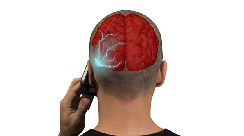 Kind mit Handy am Ohr