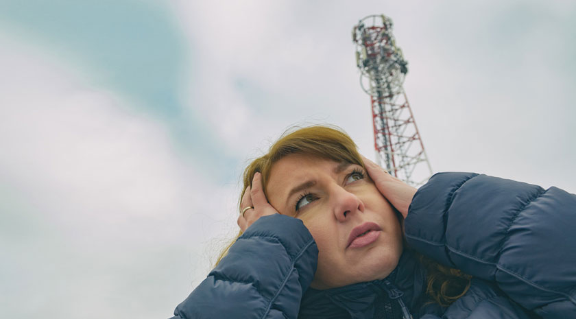 Gefahr für die Gesundheit: Eine Frau vor einer 5G-Antenne