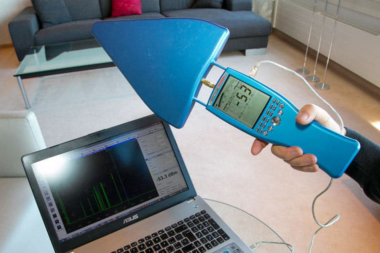 Elektrosmog-Messgerät zusammen mit einem Laptop