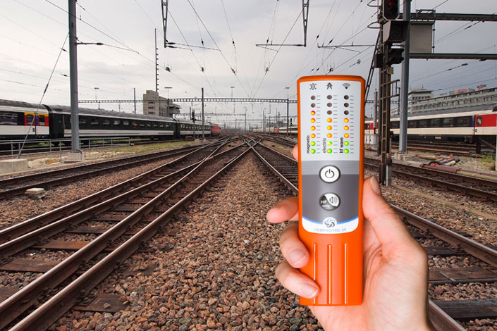 Das Messgerät Cemprotec34 misst den Elektrosmog an einer Bahnstrecke.